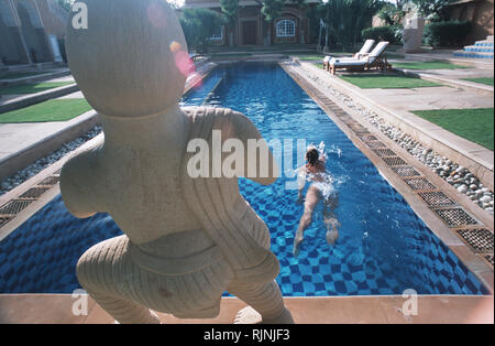 Légende : Jaipur, Rajasthan, Inde - avril 2003. Un nageur dans la piscine de la Villa Royale au Rajvilas, un nouveau spa de luxe resort dans la banlieue de Jaipur Banque D'Images