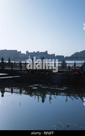 Légende : Udaipur, Rajasthan, Inde - mai 2003. Une vue sur le lac Pichola et la résidence royale de l'Maharan de Mewar de Udaivilas, un impeccabl Banque D'Images