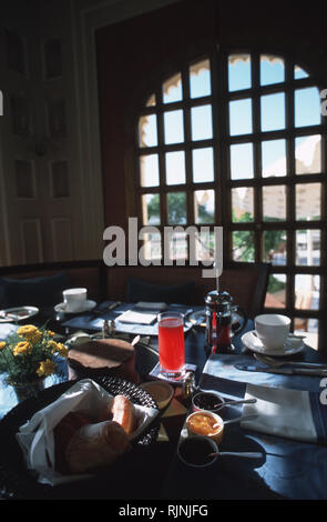 Légende : Udaipur, Rajasthan, Inde - mai 2003. Café, jus de pastèque et des croissants à une table de petit-déjeuner à The Oberoi Udaivilas, un nouveau complexe à Udaip Banque D'Images