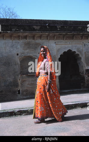 Légende : Ranthambhore, Rajasthan, Inde - avril 2003. Une femme indienne marchant à côté ruines d'une ancienne citadelle à l'intérieur de Ranthambhore national park. Banque D'Images