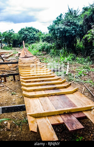 Construction d'un nouveau bateau en bois de pêche en Thaïlande. Bateau en bois Banque D'Images