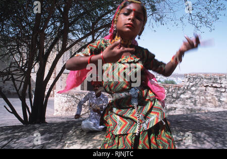 Légende : Jodphur, Rajasthan, Inde - avril 2003. Une fille tout en danses Rajasthani son père joue du violon pour les touristes de passage à l'Jodphur Fort dans Banque D'Images