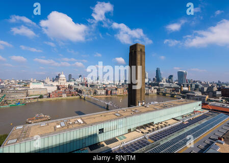 Londres, Angleterre. La cheminée de la Tate Modern vu de la maison de l'interrupteur avec la ville de Londres, le Shard et Canary Wharf en arrière-plan Banque D'Images