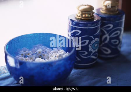 Légende : Udaipur, Rajasthan, Inde - mai 2003. Un intestin de fleurs et de pots de céramique bleu utilisé pour stocker la poudre de talc au Banyan Tree Spa à Vanya Banque D'Images