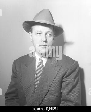 Hat la mode dans les années 1950. Un homme en costume et cravate porte un chapeau type Fedora. Un bord souple et froissé généralement longitudinalement, et pincé près de l'avant des deux côtés. Kristoffersson Photo ref BB91-6 Banque D'Images