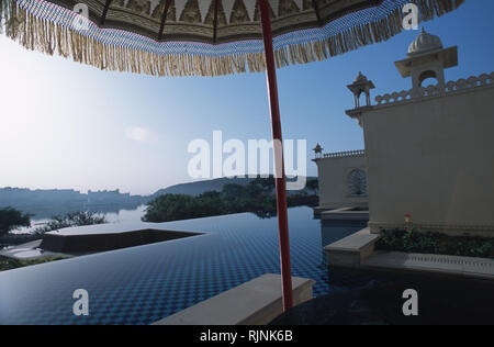 Légende : Udaipur, Rajasthan, Inde - mai 2003. L'établissement palais de Udaivilas chambres face au lac. Une imposante six étoiles sur le côté éloigné Banque D'Images