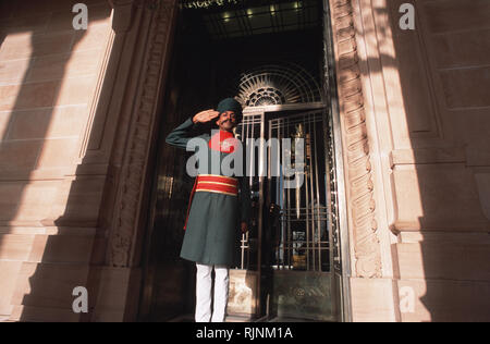 Légende : Jodphur, Rajasthan, Inde - avril 2003. A porter hors les portes avant du Palais Royal Jodphur, également connu sous le nom de Umaid Bhawan, construit au cours de t Banque D'Images