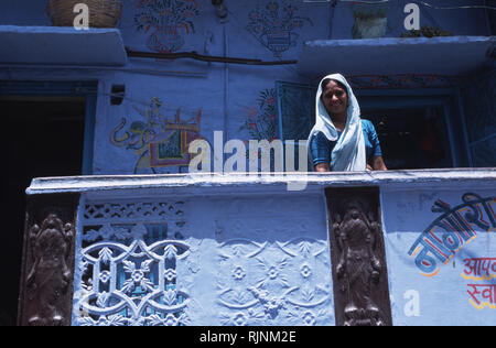 Légende : Jodphur, Rajasthan, Inde - avril 2003. Une femme à l'extérieur de sa maison en bleu coloré Jodphur, Rajasthan. Les maisons sont teints en bleu avec des ind Banque D'Images