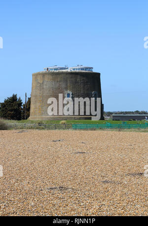 La tour martello à shingle street sur la côte du Suffolk en est-anglie Banque D'Images