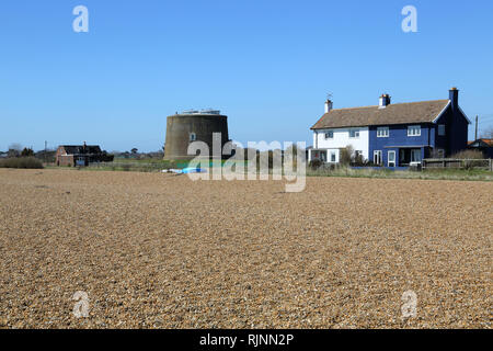 La tour martello à shingle street sur la côte du Suffolk en est-anglie Banque D'Images