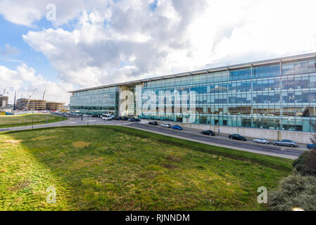 Newham, à quai, un imposant bâtiment moderne à la façade de verre offrant 6005 m² d'espace et une vue spectaculaire de l'aéroport de London City. Londres, Angleterre Banque D'Images