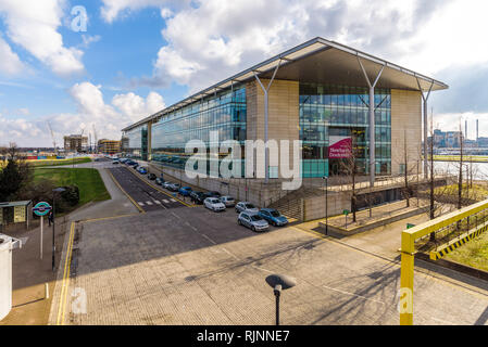 Newham, à quai, un imposant bâtiment moderne à la façade de verre offrant 6005 m² d'espace et une vue spectaculaire de l'aéroport de London City. Londres, Angleterre Banque D'Images