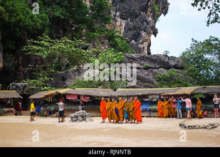 Phuket, Thaïlande - Juillet 23, 2014 : les moines bouddhistes à un marché dans un village thaïlandais. Banque D'Images