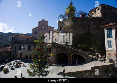 L'Italie, Ligurie, Imperia, Apricale, dans la Val Nervia, vieux village typique et fresques créés par divers artistes dans la culture agricole 60 c Banque D'Images