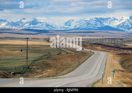 Roulant Hiway 2, connu sous le nom de Hi-Line, dans le centre-nord du Montana à l'ouest vers les Montagnes Rocheuses. À l'Est de Browning, Montana. Banque D'Images