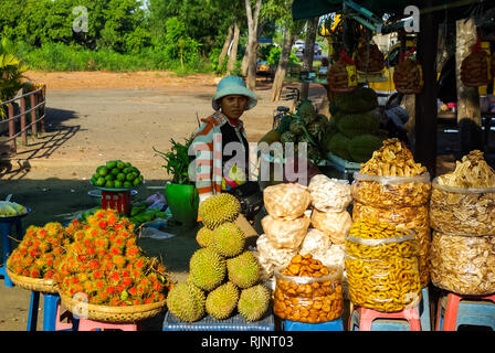 Bangkok, Thaïlande - 24 août 2018 : Boutique sur le marché de Bangkok, les gens vendent leurs fruits et fruits de mer. Banque D'Images