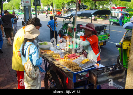 Bangkok, Thaïlande - 24 août 2018 : Boutique sur le marché de Bangkok, les gens vendent leurs fruits et fruits de mer. Banque D'Images