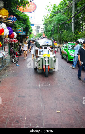 Bangkok, Thaïlande - 24 août 2018 : Boutique sur le marché de Bangkok, les gens vendent leurs fruits et fruits de mer. Banque D'Images