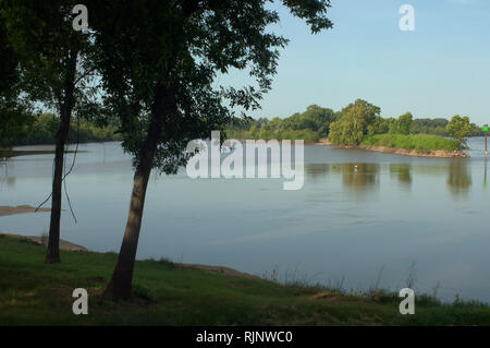 L'Arkansas River, à la rive de l'Oklahoma au lieu historique national de Fort Smith, Arkansas. Photographie numérique Banque D'Images