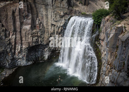 Belle Rainbow Falls à Devils Postpile National Monument en Californie au long de la John Muir Trail Banque D'Images