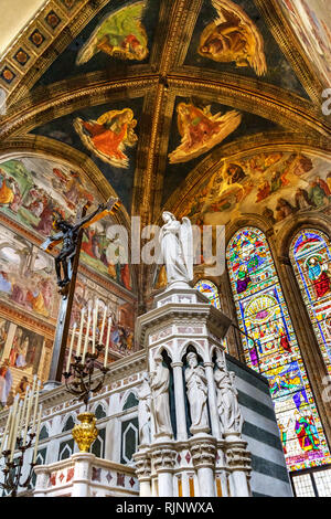 Stone Angel Crucifix Chapelle Vitraux bibliques l'église Santa Maria Novella Florence Italie. Première église fondée à Florence 1357 Banque D'Images