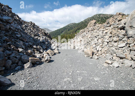 Trail jusqu'à dôme d'obsidienne, une structure géologique dans la région de Mammoth Lakes en Californie, comté de Mono, dans l'Est de la Sierra. Banque D'Images