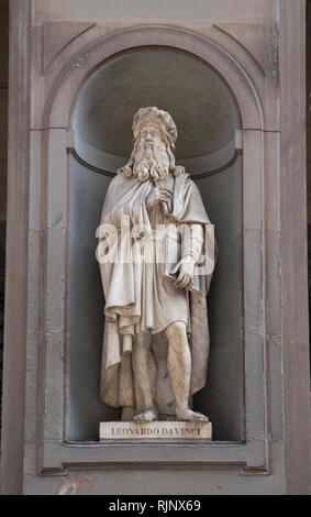 En statue de Léonard de Vinci à l'extérieur de la galerie des Offices à Florence, Toscane, Italie Banque D'Images