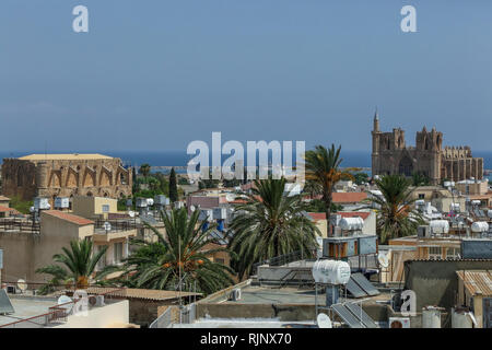 Famagusta, Chypre du Nord - 19 août 2015 : vue sur la ville sur Lala Mustafa Pacha Mosquée et la mosquée de Sinan Pacha, à l'origine de l'Église Pierre et Paul Banque D'Images