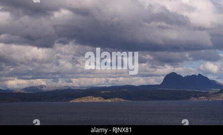 Une vue de la péninsule d'Assynt Coigach Ecosse, avec la mer, montagnes et Big Sky avec des nuages Banque D'Images