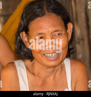 Portrait of a smiling middle aged femme cambodgienne, Siem Reap, Cambodge, Asie Banque D'Images