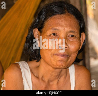 Portrait of a smiling middle aged femme cambodgienne, Siem Reap, Cambodge, Asie Banque D'Images