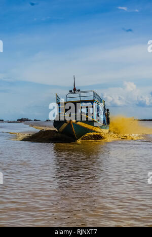 Phuket, Thaïlande - Juillet 23, 2014 : bateau naviguant sur l'eau sale du fleuve en Thaïlande. Banque D'Images