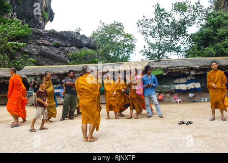 Phuket, Thaïlande - Juillet 23, 2014 : les moines bouddhistes à un marché dans un village thaïlandais. Banque D'Images