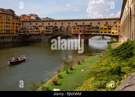 Le Ponte Vecchio sur l'Arno à Florence, Italie Banque D'Images