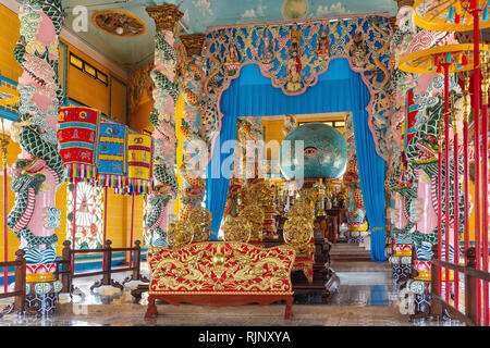 Détail de l'intérieur de la Cao Dai, Saint-Siège église à Tay Ninh, Vietnam, Asie du Sud Banque D'Images