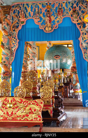 Détail de l'intérieur de la Cao Dai, Saint-Siège église à Tay Ninh, Vietnam, Asie du Sud Banque D'Images