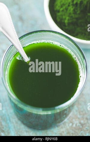 Chlorella ou l'orge. Superfood Detox. Smoothie spiruline. Banque D'Images