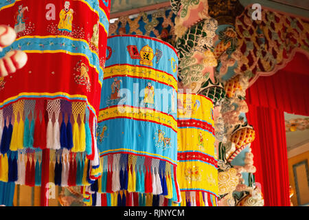 Tissu suspendu lanterne, intérieur détail du Cao Dai, Saint-Siège église dans Tay Ninh, Vietnam, Asie du Sud Banque D'Images