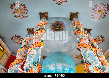 Piliers et Dragon, plafond intérieur détail du Cao Dai, Saint-Siège église à Tay Ninh, Vietnam, Asie du Sud Banque D'Images