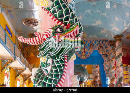 Pilier de dragon, de l'intérieur détail de la Cao Dai, Saint-Siège église à Tay Ninh, Vietnam, Asie du Sud Banque D'Images