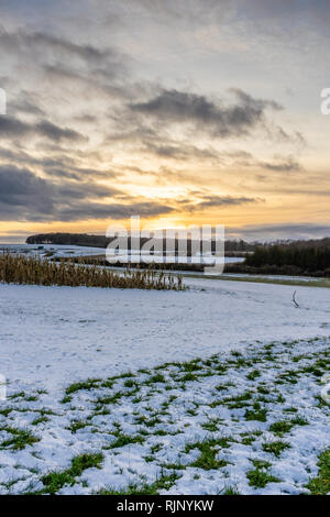 Vue de Cheesefoot Head sur le South Downs Way pendant le coucher du soleil en hiver 2019, le Parc National des South Downs, England, UK Banque D'Images