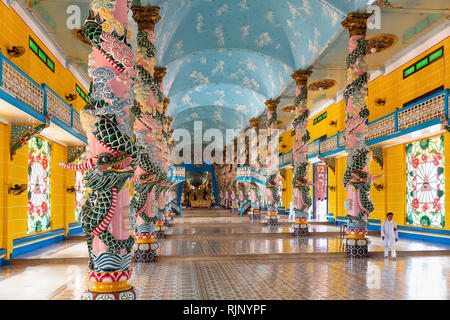 Pilier de dragon, de l'intérieur détail de la Cao Dai, Saint-Siège église à Tay Ninh, Vietnam, Asie du Sud Banque D'Images