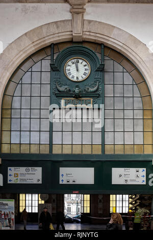 Porto, Portugal - le 4 mars 2015 ; : célèbre vintage gare Sao Bento réveil. Photo détaillée Banque D'Images