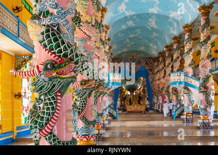 Pilier de dragon, de l'intérieur détail de la Cao Dai, Saint-Siège église à Tay Ninh, Vietnam, Asie du Sud Banque D'Images