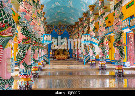 Pilier de dragon, de l'intérieur détail de la Cao Dai, Saint-Siège église à Tay Ninh, Vietnam, Asie du Sud Banque D'Images