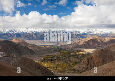 Vue vers Leh, vallée de l'Indus et Stok vont de la haute altitude de la route reliant Leh et Khardung La, le Ladakh, le Jammu-et-Cachemire, l'Inde Banque D'Images