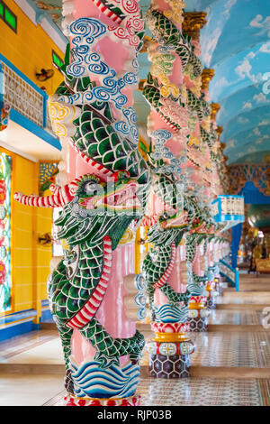 Pilier de dragon, de l'intérieur détail de la Cao Dai, Saint-Siège église à Tay Ninh, Vietnam, Asie du Sud Banque D'Images