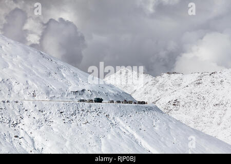 Embouteillage causé par un accident un peu plus loin sur la haute altitude route reliant Leh et Khardung La, le Ladakh, le Jammu-et-Cachemire, l'Inde Banque D'Images