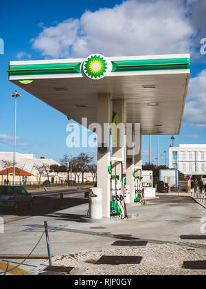 Lisbonne, PORTUGAL - DEC 10, 2018 : View of modern BP British Petroleum Gas station avec élément vert sur la rue pavée en béton en plein soleil près de Harbour Banque D'Images