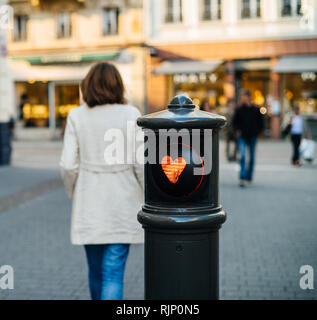 Pilier de la sécurité de la rue avec foyer forme sur la lumière rouge et Lonely Woman walking élégant Banque D'Images